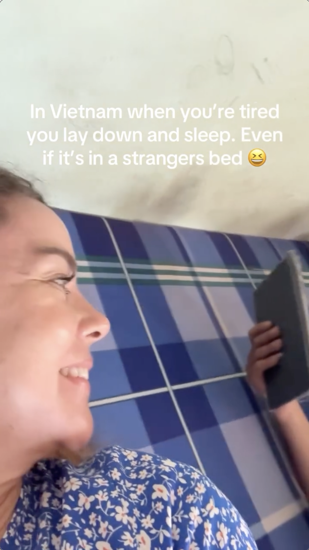 Nữ kh&aacute;ch T&acirc;y bối rối khi được &ocirc;ng ch&uacute; miền T&acirc;y mời l&ecirc;n giường ngủ chung với vợ con- Ảnh 4.