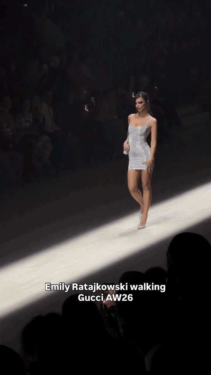 M&agrave;n catwalk xi&ecirc;u vẹo của người mẫu n&oacute;ng bỏng tại show Gucci bị mỉa mai- Ảnh 5.