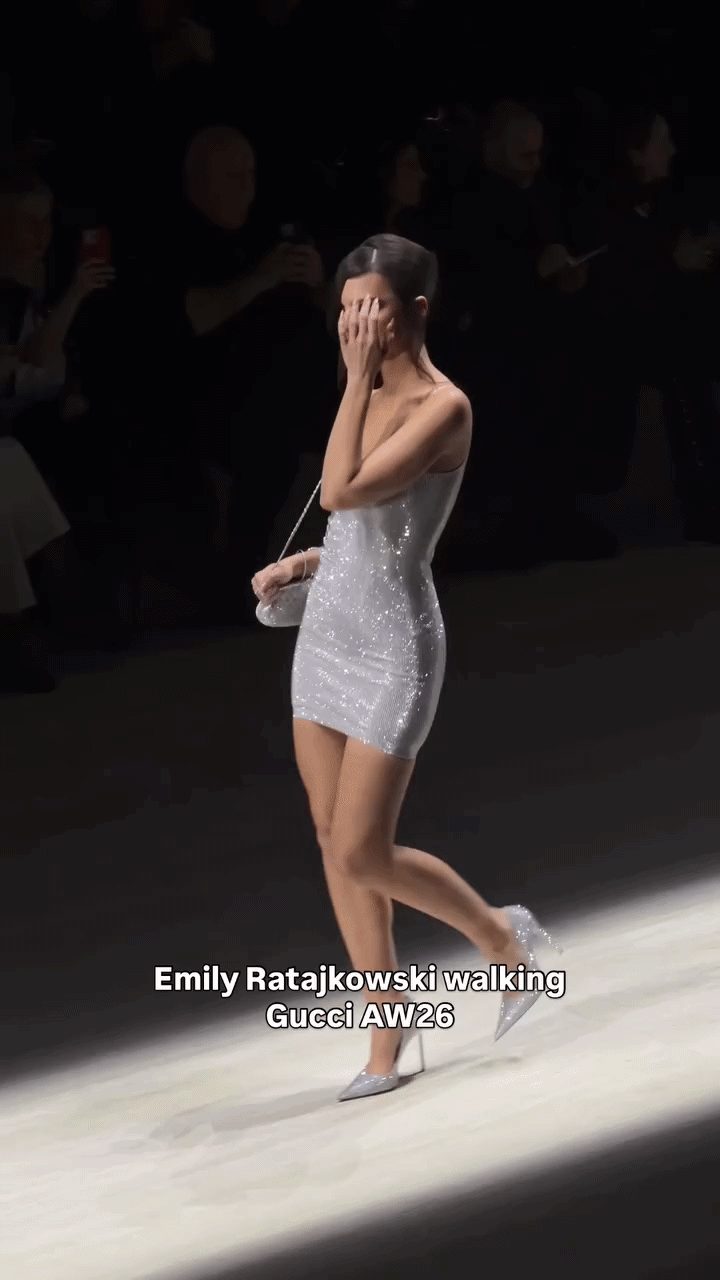 M&agrave;n catwalk xi&ecirc;u vẹo của người mẫu n&oacute;ng bỏng tại show Gucci bị mỉa mai- Ảnh 4.