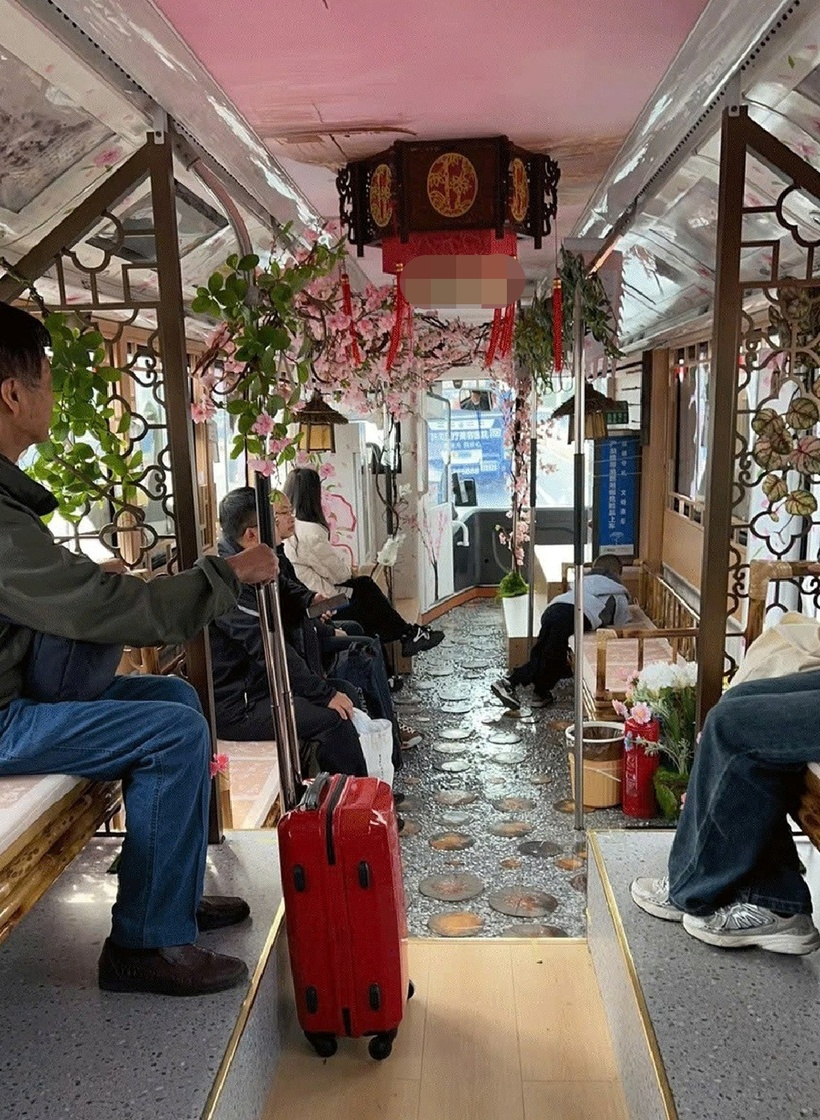 T&agrave;i xế xe bu&yacute;t h&oacute;a th&acirc;n th&agrave;nh Tần Thủy Ho&agrave;ng, L&yacute; Bạch để h&uacute;t kh&aacute;ch- Ảnh 3.