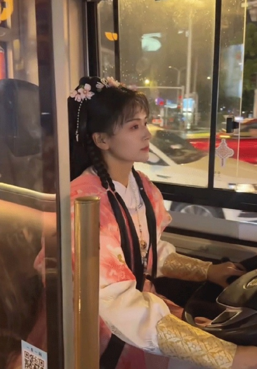 T&agrave;i xế xe bu&yacute;t h&oacute;a th&acirc;n th&agrave;nh Tần Thủy Ho&agrave;ng, L&yacute; Bạch để h&uacute;t kh&aacute;ch- Ảnh 2.