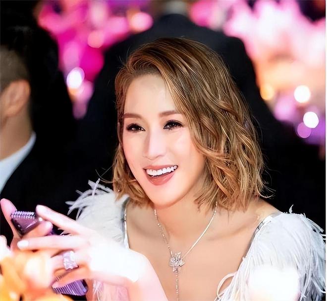 Nữ diễn viên được mẹ đào tạo từ 5 tuổi để "lấy chồng tỷ phú", cái kết hiện tại khiến nhiều người tranh cãi- Ảnh 2. Nữ diễn viên được mẹ đào tạo từ 5 tuổi để "lấy chồng tỷ phú", cái kết hiện tại khiến nhiều người tranh cãi- Ảnh 2.