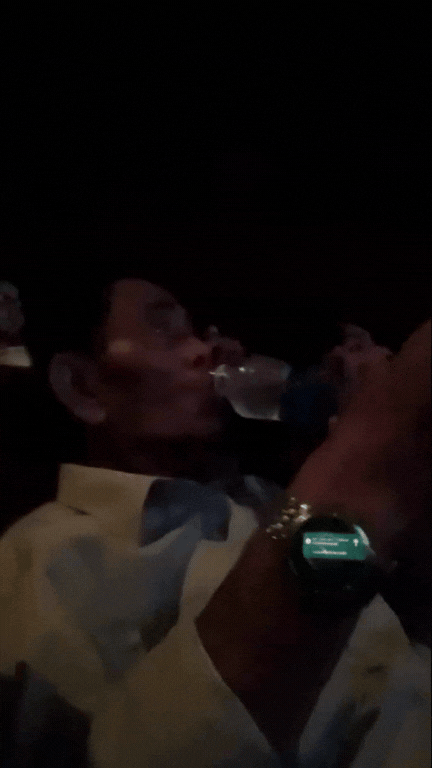 X&uacute;c động c&uacute; lừa ngọt ng&agrave;o của nam sinh An Giang, d&ugrave;ng hợp đồng quảng c&aacute;o ảo đưa &ocirc;ng b&agrave; đi tận hưởng tuổi gi&agrave;- Ảnh 3.