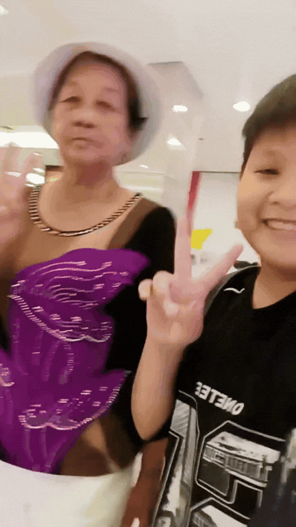 X&uacute;c động c&uacute; lừa ngọt ng&agrave;o của nam sinh An Giang, d&ugrave;ng hợp đồng quảng c&aacute;o ảo đưa &ocirc;ng b&agrave; đi tận hưởng tuổi gi&agrave;- Ảnh 1.