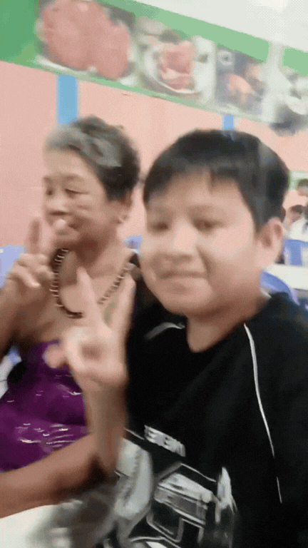 X&uacute;c động c&uacute; lừa ngọt ng&agrave;o của nam sinh An Giang, d&ugrave;ng hợp đồng quảng c&aacute;o ảo đưa &ocirc;ng b&agrave; đi tận hưởng tuổi gi&agrave;- Ảnh 7.