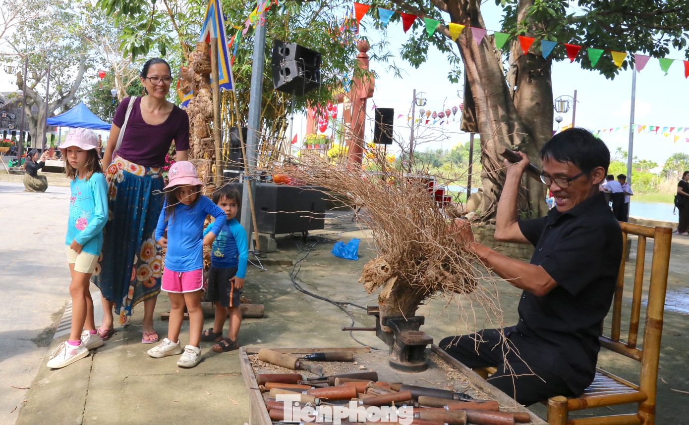 Kh&aacute;ch T&acirc;y h&agrave;o hứng 'v&agrave;o vai' nghệ nh&acirc;n l&agrave;ng mộc nổi tiếng- Ảnh 12.