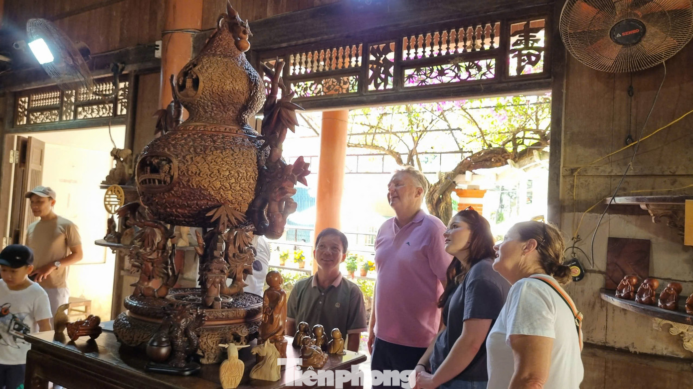 Kh&aacute;ch T&acirc;y h&agrave;o hứng 'v&agrave;o vai' nghệ nh&acirc;n l&agrave;ng mộc nổi tiếng- Ảnh 13.