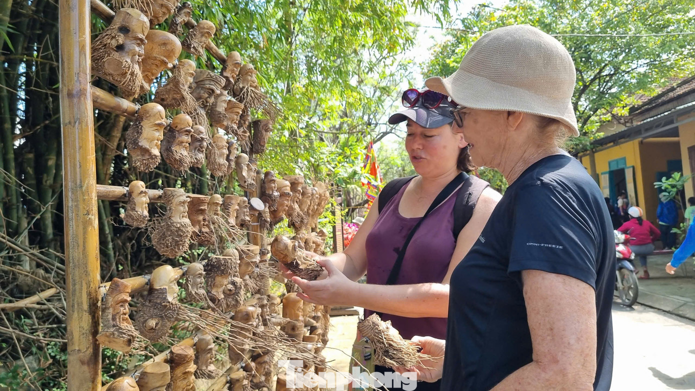 Kh&aacute;ch T&acirc;y h&agrave;o hứng 'v&agrave;o vai' nghệ nh&acirc;n l&agrave;ng mộc nổi tiếng- Ảnh 10.