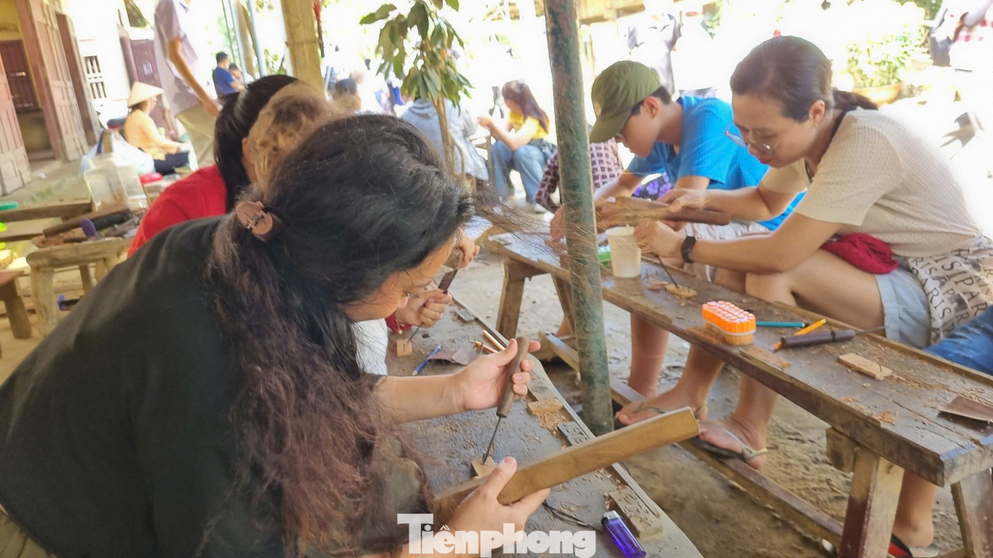 Kh&aacute;ch T&acirc;y h&agrave;o hứng 'v&agrave;o vai' nghệ nh&acirc;n l&agrave;ng mộc nổi tiếng- Ảnh 11.