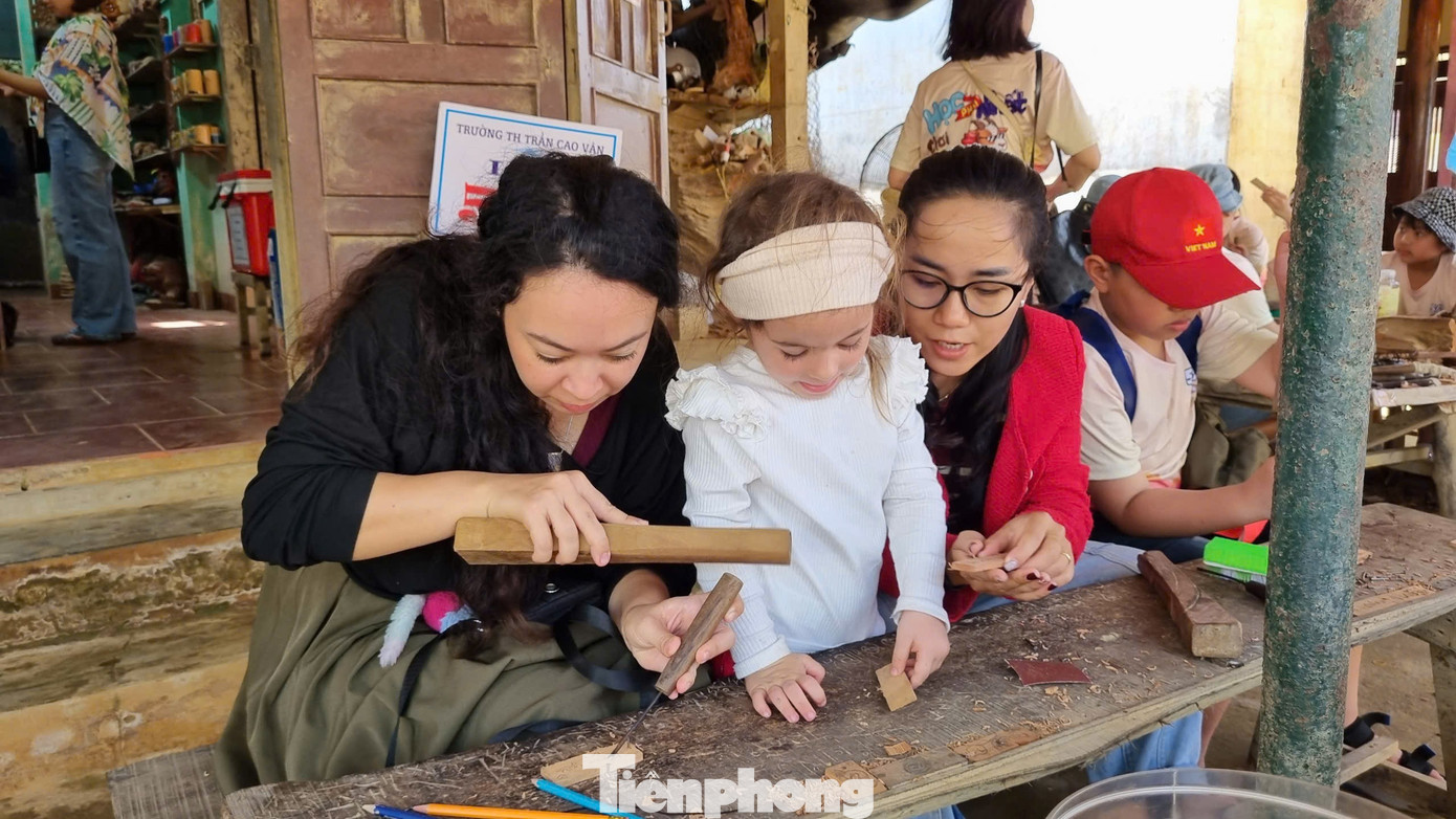 Kh&aacute;ch T&acirc;y h&agrave;o hứng 'v&agrave;o vai' nghệ nh&acirc;n l&agrave;ng mộc nổi tiếng- Ảnh 6.