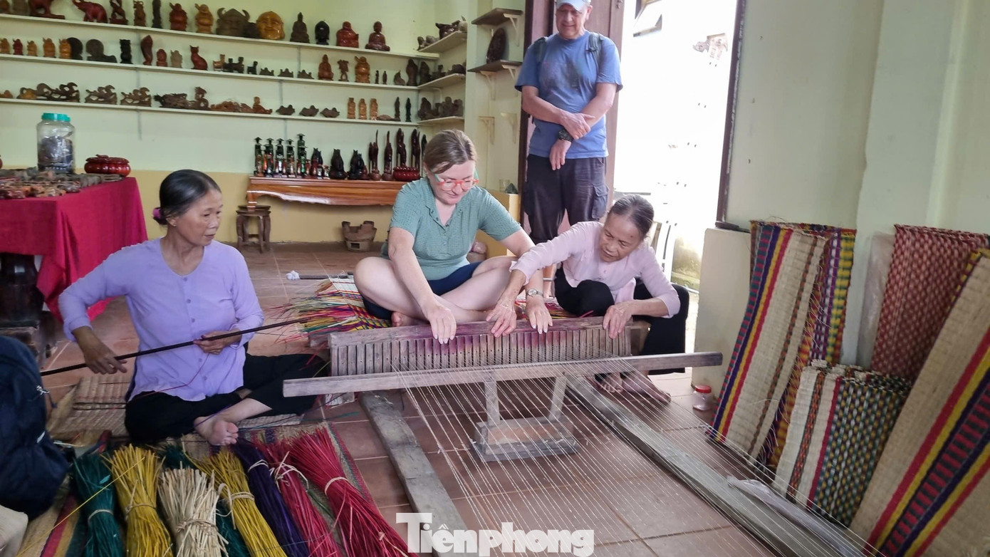 Kh&aacute;ch T&acirc;y h&agrave;o hứng 'v&agrave;o vai' nghệ nh&acirc;n l&agrave;ng mộc nổi tiếng- Ảnh 4.