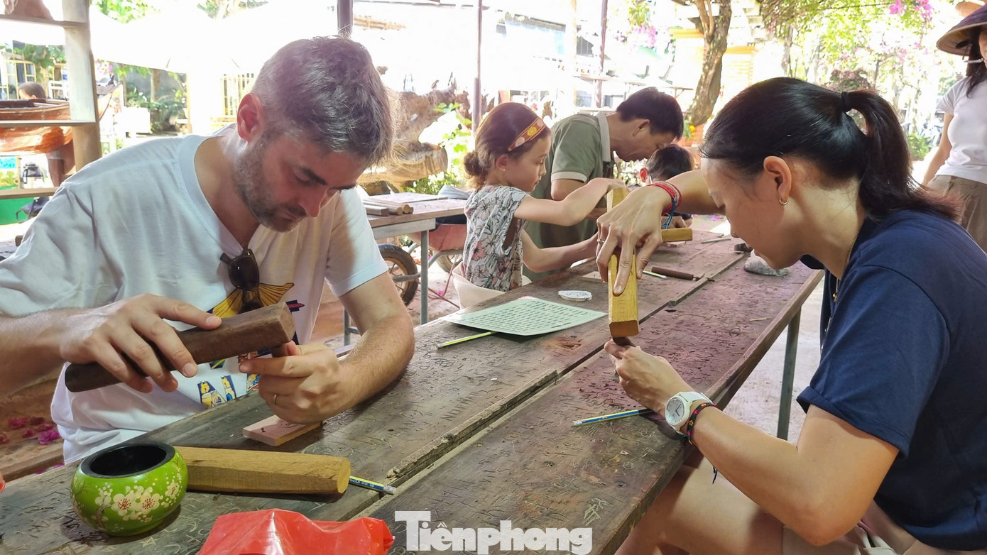 Kh&aacute;ch T&acirc;y h&agrave;o hứng 'v&agrave;o vai' nghệ nh&acirc;n l&agrave;ng mộc nổi tiếng- Ảnh 5.