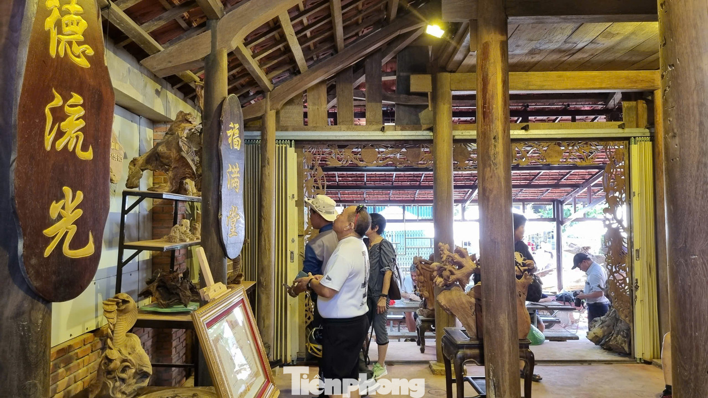 Kh&aacute;ch T&acirc;y h&agrave;o hứng 'v&agrave;o vai' nghệ nh&acirc;n l&agrave;ng mộc nổi tiếng- Ảnh 3.