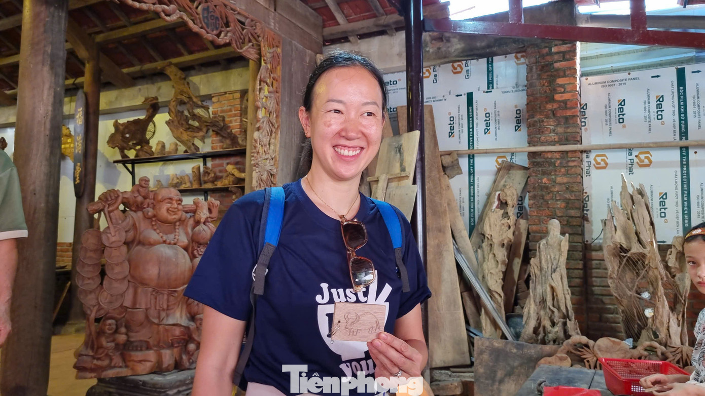 Kh&aacute;ch T&acirc;y h&agrave;o hứng 'v&agrave;o vai' nghệ nh&acirc;n l&agrave;ng mộc nổi tiếng- Ảnh 8.