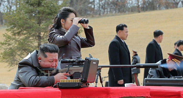 Con g&aacute;i nh&agrave; l&atilde;nh đạo Triều Ti&ecirc;n Kim Jong-un khai hỏa s&uacute;ng bắn tỉa- Ảnh 2.