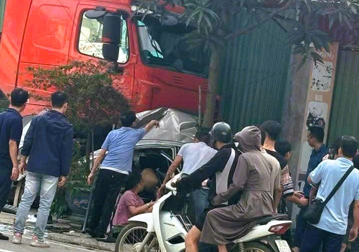 Xe đầu kéo va chạm ô tô con rồi lao lên vỉa hè tông chết người ngồi bên đường- Ảnh 1. Xe đầu kéo va chạm ô tô con rồi lao lên vỉa hè tông chết người ngồi bên đường- Ảnh 1.