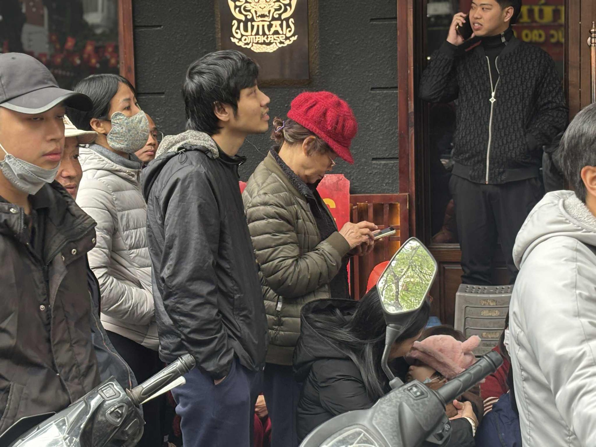 S&aacute;t Tết, người H&agrave; Nội xếp h&agrave;ng đ&ocirc;ng nghịt từ 3h s&aacute;ng, bế cả con nhỏ đi c&ugrave;ng để chờ mua v&agrave;ng: C&oacute; người 2 th&aacute;ng sau mới được nhận!- Ảnh 8.