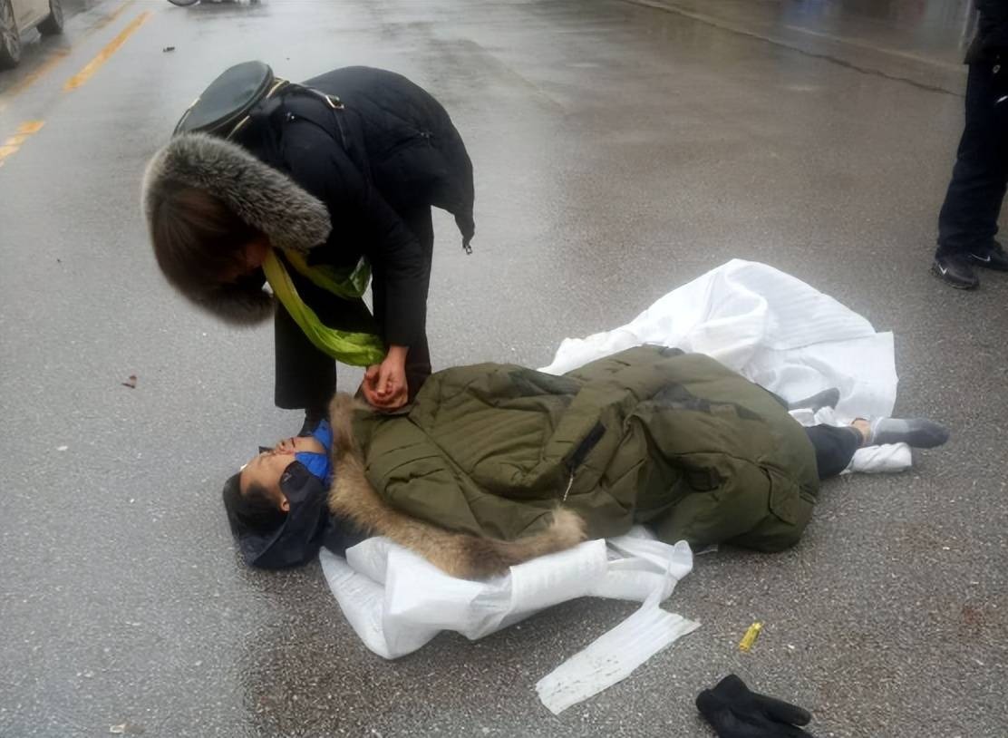 Người mẹ qu&egrave; ch&acirc;n nhặt r&aacute;c nu&ocirc;i con g&aacute;i v&agrave;o đại học: Ng&agrave;y con g&aacute;i cưới, bố chồng của c&ocirc; bất ngờ quỳ sụp trước mặt b&agrave;- Ảnh 1.