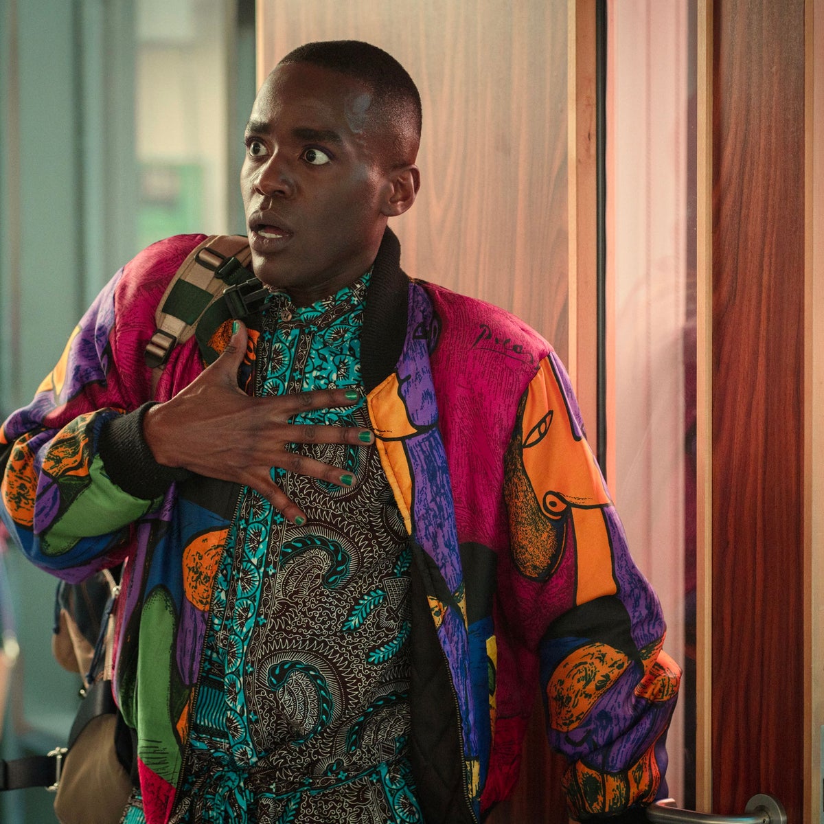 Xem phim Sex Education, t&ocirc;i sững sờ ph&aacute;t hiện con trai m&igrave;nh l&agrave; "nạn nh&acirc;n" của một tr&ograve; đ&ugrave;a qu&aacute;i &aacute;c tại trường- Ảnh 1.