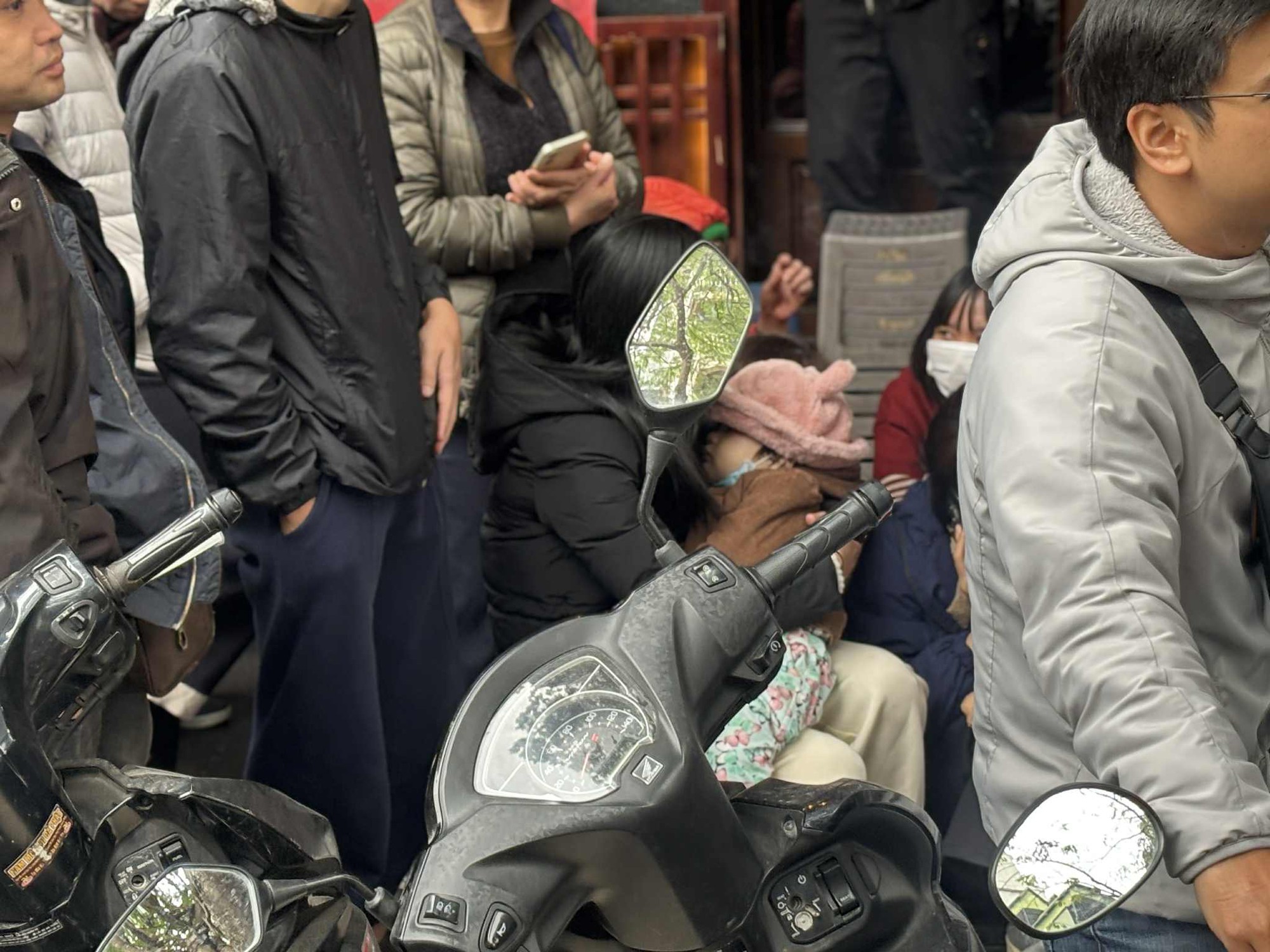 S&aacute;t Tết, người H&agrave; Nội xếp h&agrave;ng đ&ocirc;ng nghịt từ 3h s&aacute;ng, bế cả con nhỏ đi c&ugrave;ng để chờ mua v&agrave;ng: C&oacute; người 2 th&aacute;ng sau mới được nhận!- Ảnh 5.