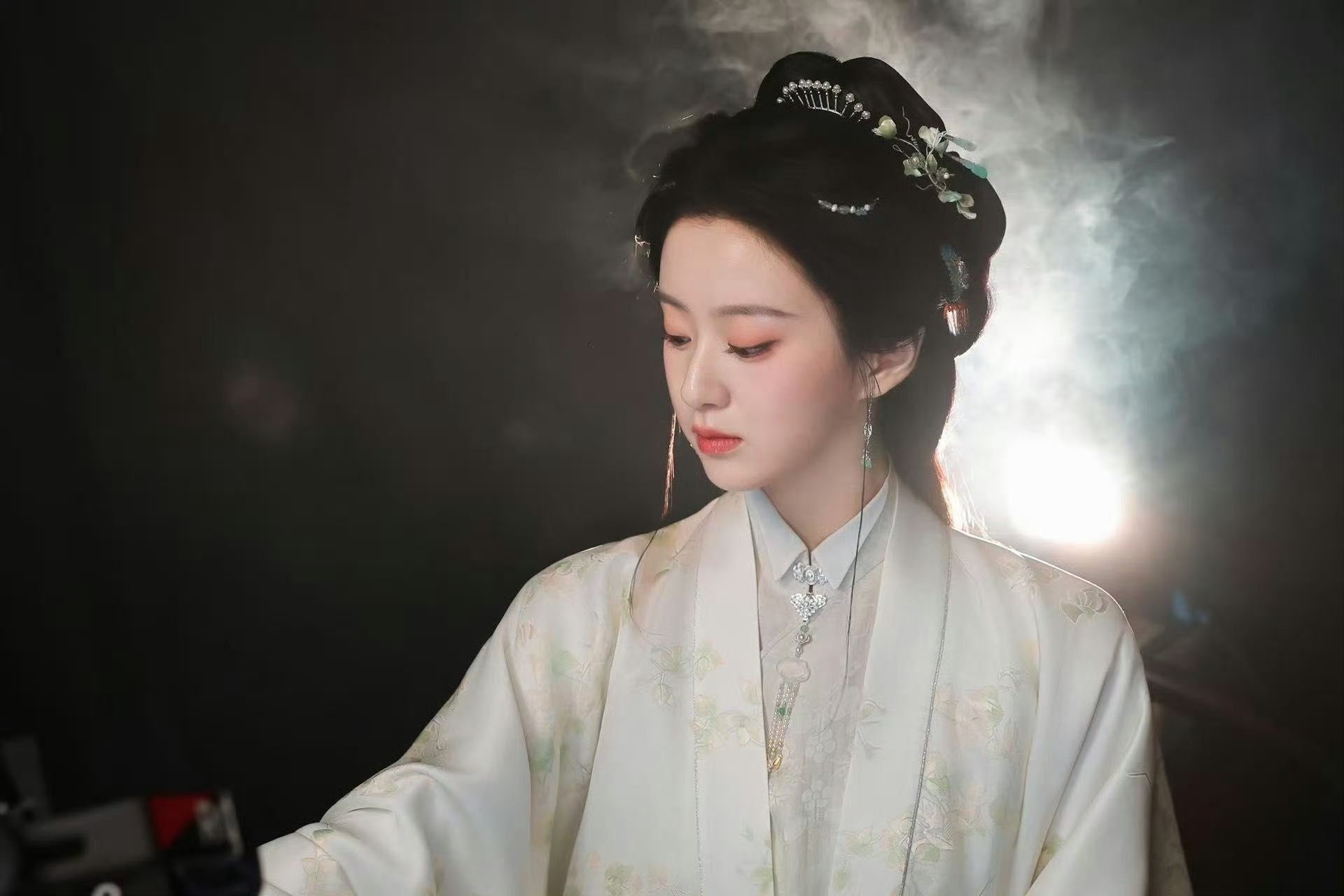 Phong hoa tuyệt đại cũng kh&ocirc;ng đủ h&igrave;nh dung mỹ nh&acirc;n n&agrave;y: Trời sinh để đ&oacute;ng cổ trang, ngắm một hồi tưởng xuy&ecirc;n kh&ocirc;ng- Ảnh 1.