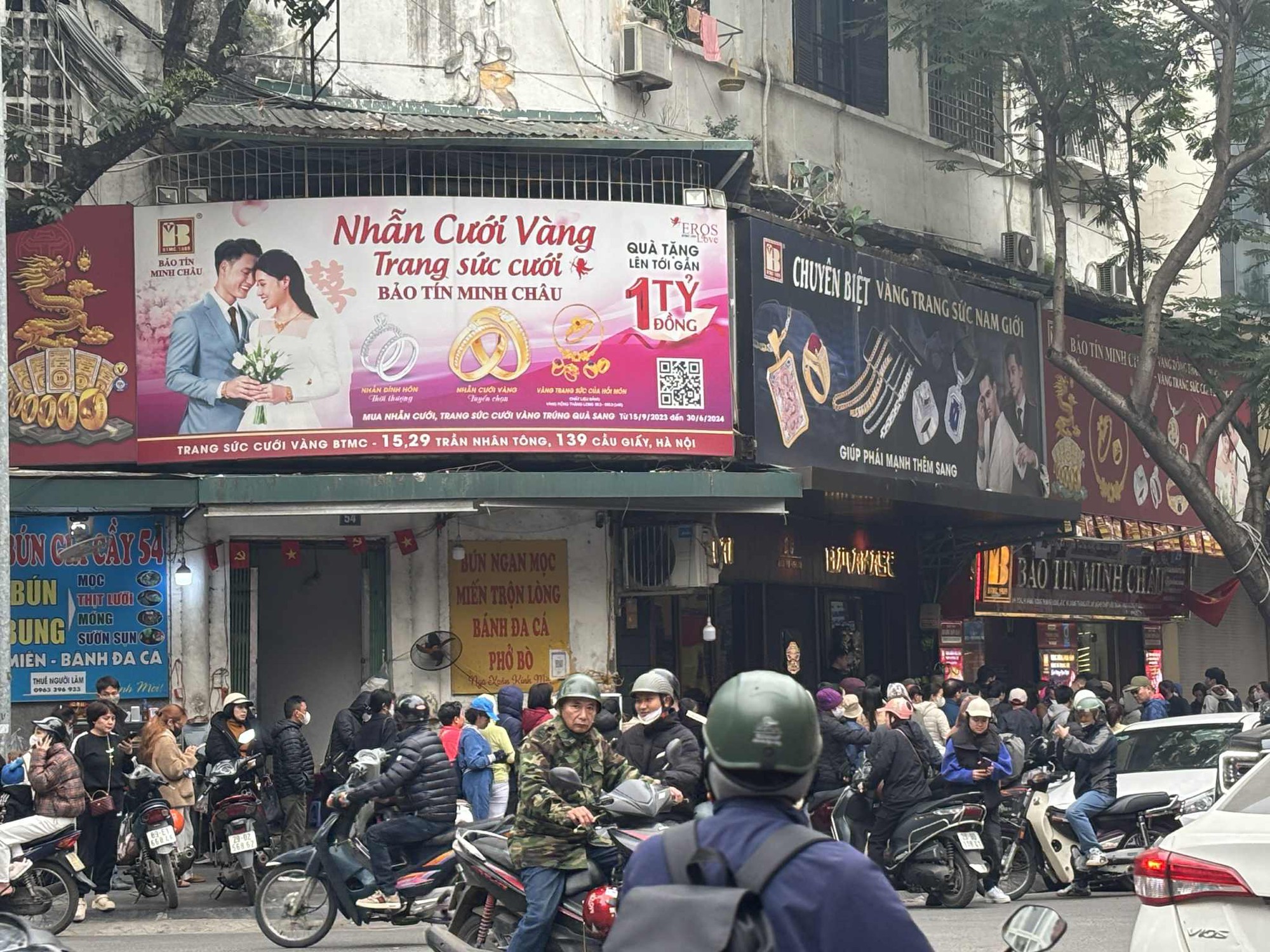 S&aacute;t Tết, người H&agrave; Nội xếp h&agrave;ng đ&ocirc;ng nghịt từ 3h s&aacute;ng, bế cả con nhỏ đi c&ugrave;ng để chờ mua v&agrave;ng: C&oacute; người 2 th&aacute;ng sau mới được nhận!- Ảnh 2.