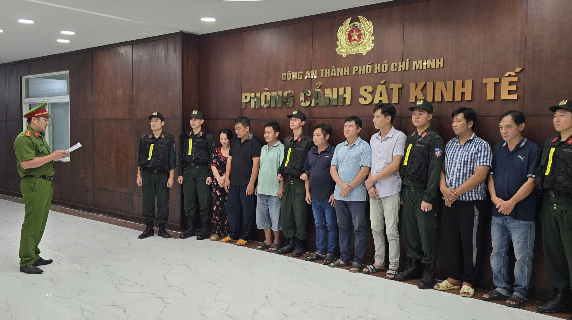 Bắt chủ cây xăng Trần Văn Đức, niêm phong, tạm giữ nhiều tang vật- Ảnh 1. Bắt chủ cây xăng Trần Văn Đức, niêm phong, tạm giữ nhiều tang vật- Ảnh 1.