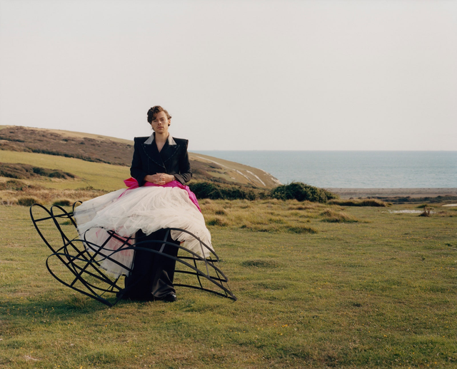 Nam ca sĩ chuyên mặc váy gây tranh cãi, đến khi mặc quần lại khiến dân tình nhớ nhung- Ảnh 11. Nam ca sĩ chuyên mặc váy gây tranh cãi, đến khi mặc quần lại khiến dân tình nhớ nhung- Ảnh 11.