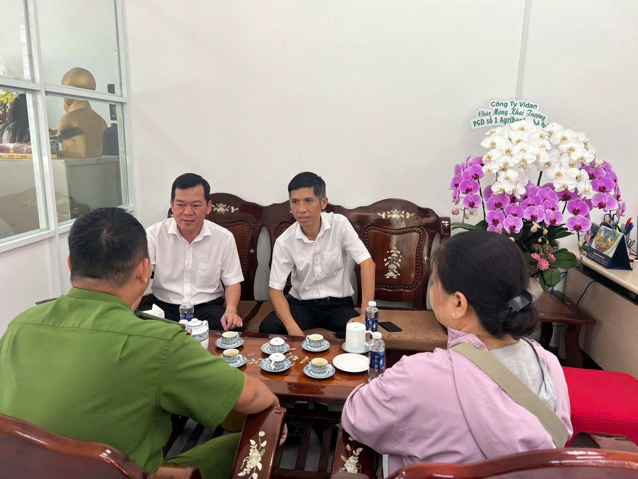 Cầm cố sổ tiết kiệm Agribank để chuyển đi 200 triệu đồng: Nhân viên tạm dừng giao dịch, báo công an- Ảnh 1.