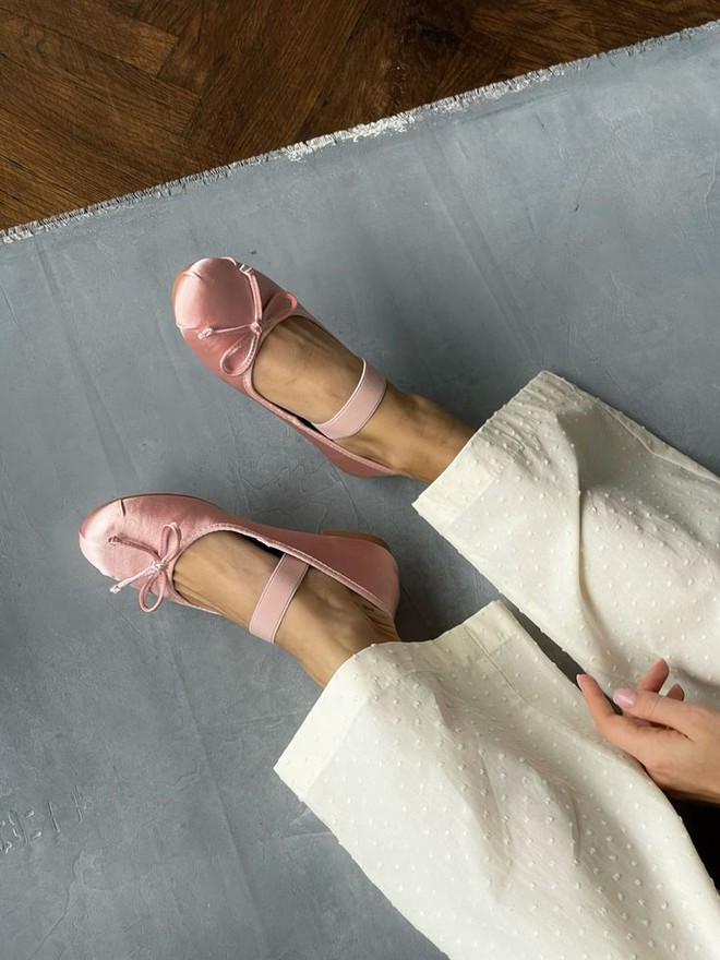 Hot trend 2026 gọi t&ecirc;n gi&agrave;y satin: Từ gi&agrave;y b&uacute;p b&ecirc; tới sneakers đều xinh cỡ n&agrave;y, bảo sao MXH m&ecirc; đắm!- Ảnh 11.