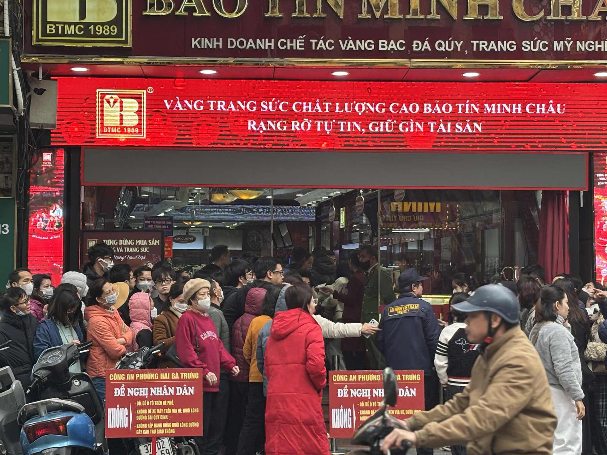 S&aacute;t Tết, người H&agrave; Nội xếp h&agrave;ng đ&ocirc;ng nghịt từ 3h s&aacute;ng, bế cả con nhỏ đi c&ugrave;ng để chờ mua v&agrave;ng: C&oacute; người 2 th&aacute;ng sau mới được nhận!- Ảnh 7.