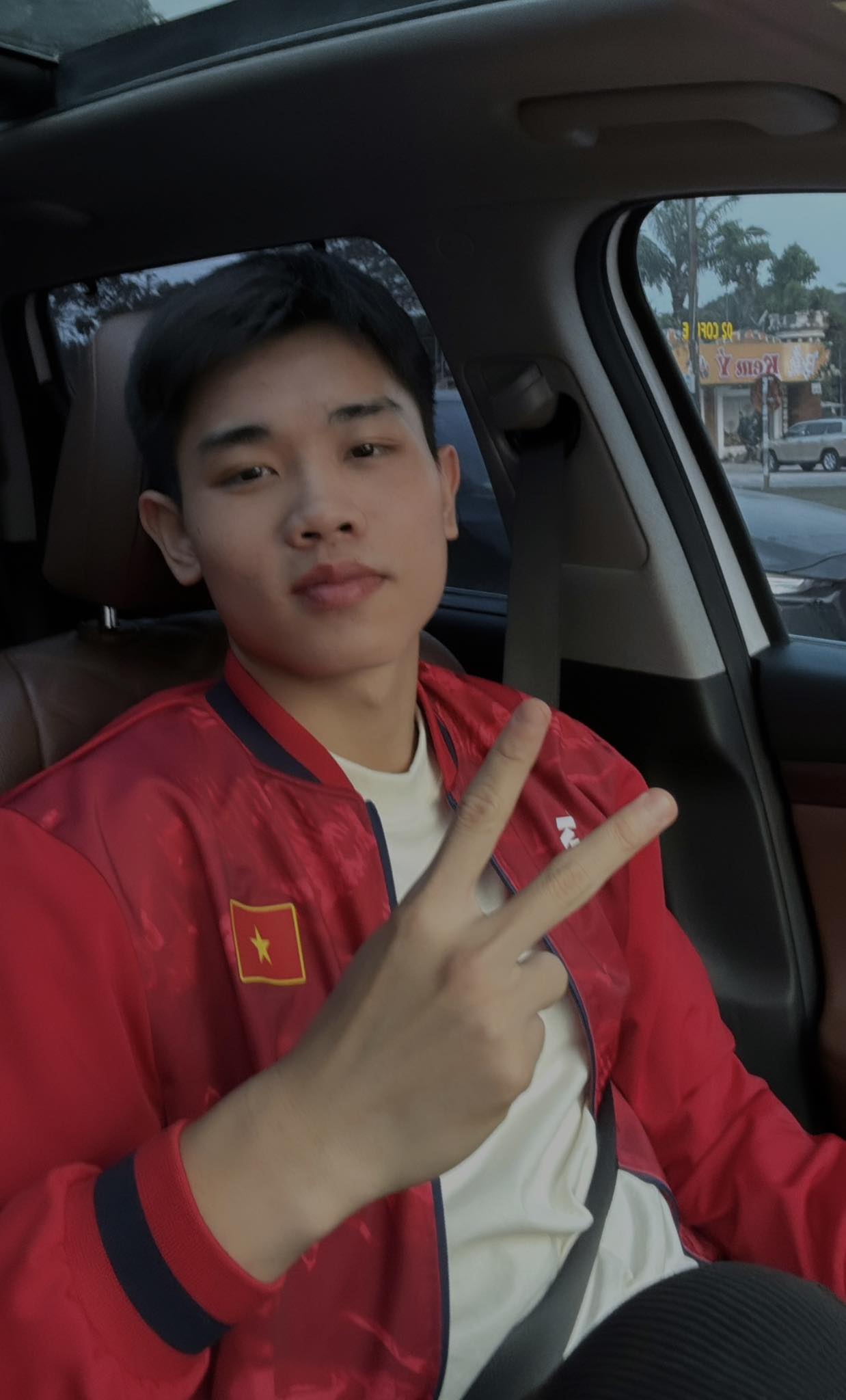 Đình Bắc phải cải trang, lên ô tô riêng, lặng lẽ ra về bằng cửa phụ khi được hàng ngàn fan săn đón- Ảnh 2. Đình Bắc phải cải trang, lên ô tô riêng, lặng lẽ ra về bằng cửa phụ khi được hàng ngàn fan săn đón- Ảnh 2.