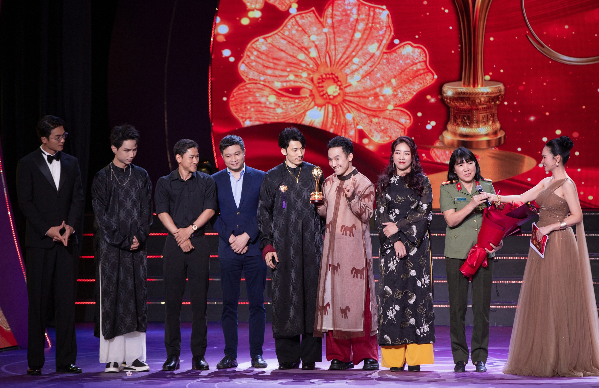 Chiến Sĩ Quả Cảm là chương trình truyền hình được khán giả yêu thích nhất tại Mai Vàng lần thứ 31- Ảnh 2. Chiến Sĩ Quả Cảm là chương trình truyền hình được khán giả yêu thích nhất tại Mai Vàng lần thứ 31- Ảnh 2.