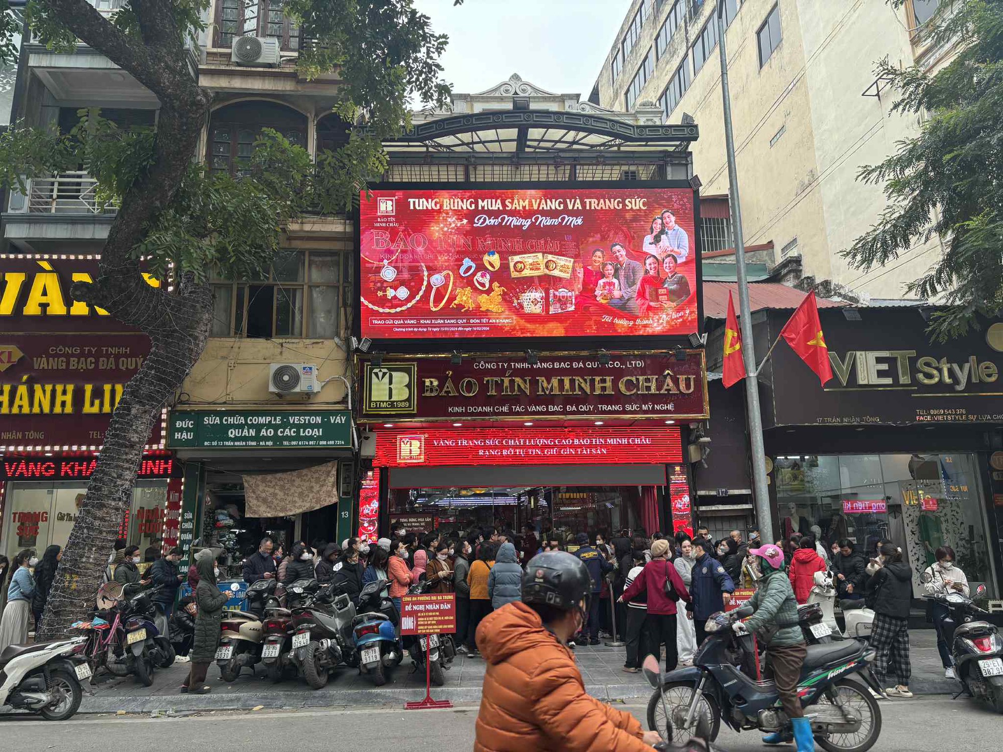 S&aacute;t Tết, người H&agrave; Nội xếp h&agrave;ng đ&ocirc;ng nghịt từ 3h s&aacute;ng, bế cả con nhỏ đi c&ugrave;ng để chờ mua v&agrave;ng: C&oacute; người 2 th&aacute;ng sau mới được nhận!- Ảnh 1.