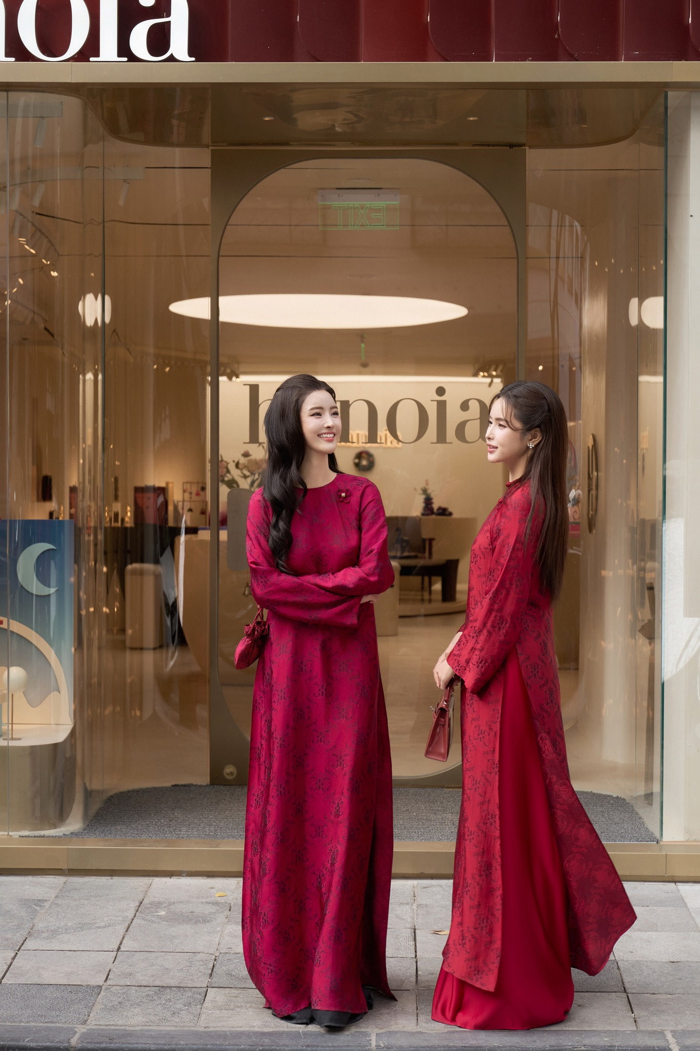 &Aacute;o d&agrave;i Tết t&ocirc;n da: Chọn đ&uacute;ng gam m&agrave;u để ngay cả da ngăm đen cũng 