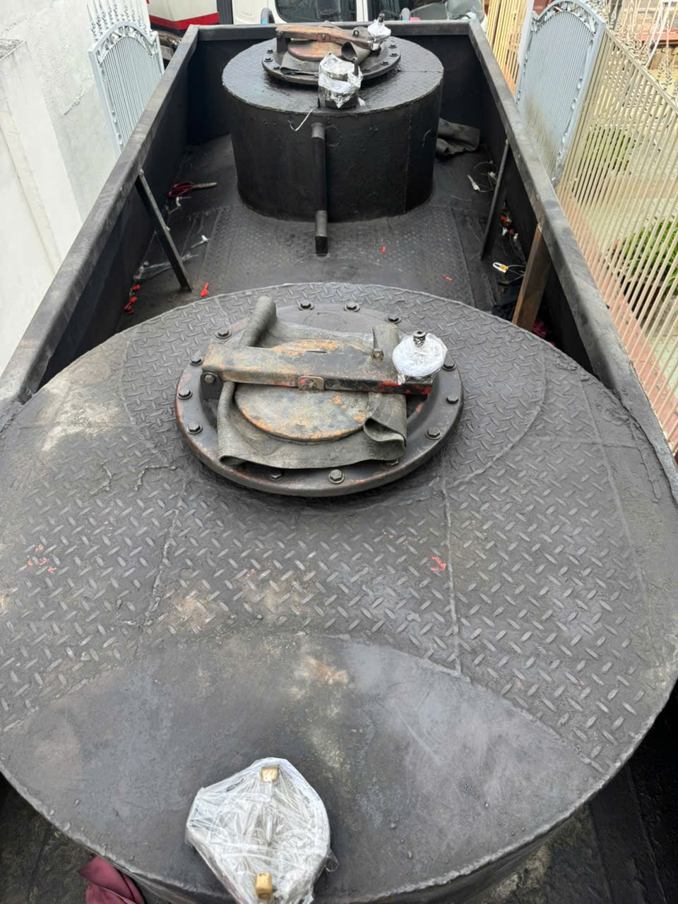 Triệt ph&aacute; đường d&acirc;y "ph&ugrave; ph&eacute;p" dung m&ocirc;i th&agrave;nh xăng RON A95 tại TP.HCM- Ảnh 6.