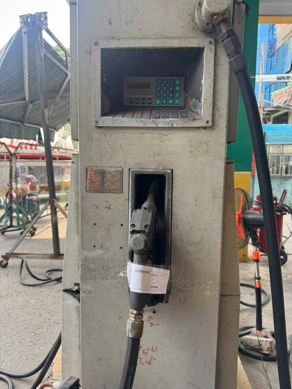 Triệt ph&aacute; đường d&acirc;y "ph&ugrave; ph&eacute;p" dung m&ocirc;i th&agrave;nh xăng RON A95 tại TP.HCM- Ảnh 5.