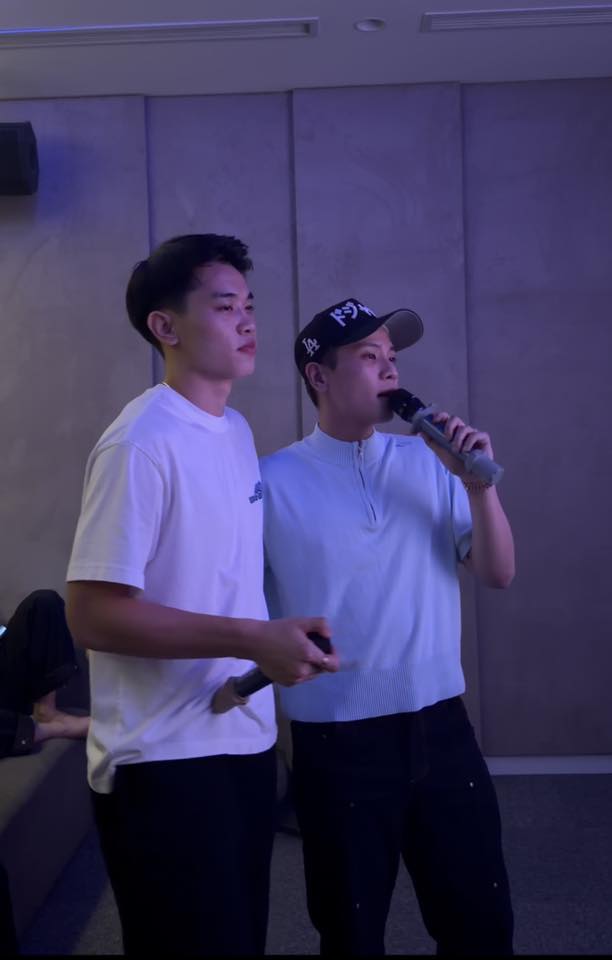 Đình Bắc gây sốt với khoảnh khắc thân thiết bên Đình Bắc gây sốt với khoảnh khắc thân thiết bên