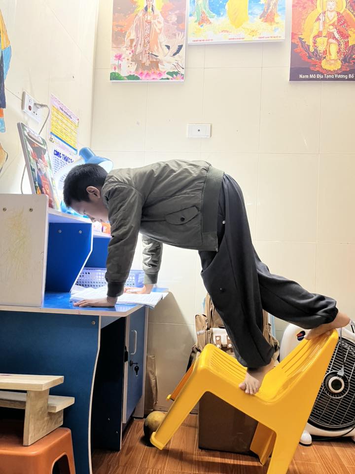 Viết tiếp series tư thế l&agrave;m b&agrave;i tập của học sinh tiểu học: May m&agrave; chụp ảnh lại chứ kể miệng th&igrave; kh&ocirc;ng ai tin!- Ảnh 1.