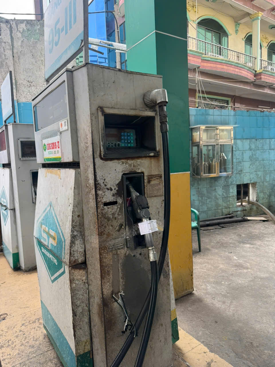 Triệt ph&aacute; đường d&acirc;y "ph&ugrave; ph&eacute;p" dung m&ocirc;i th&agrave;nh xăng RON A95 tại TP.HCM- Ảnh 3.