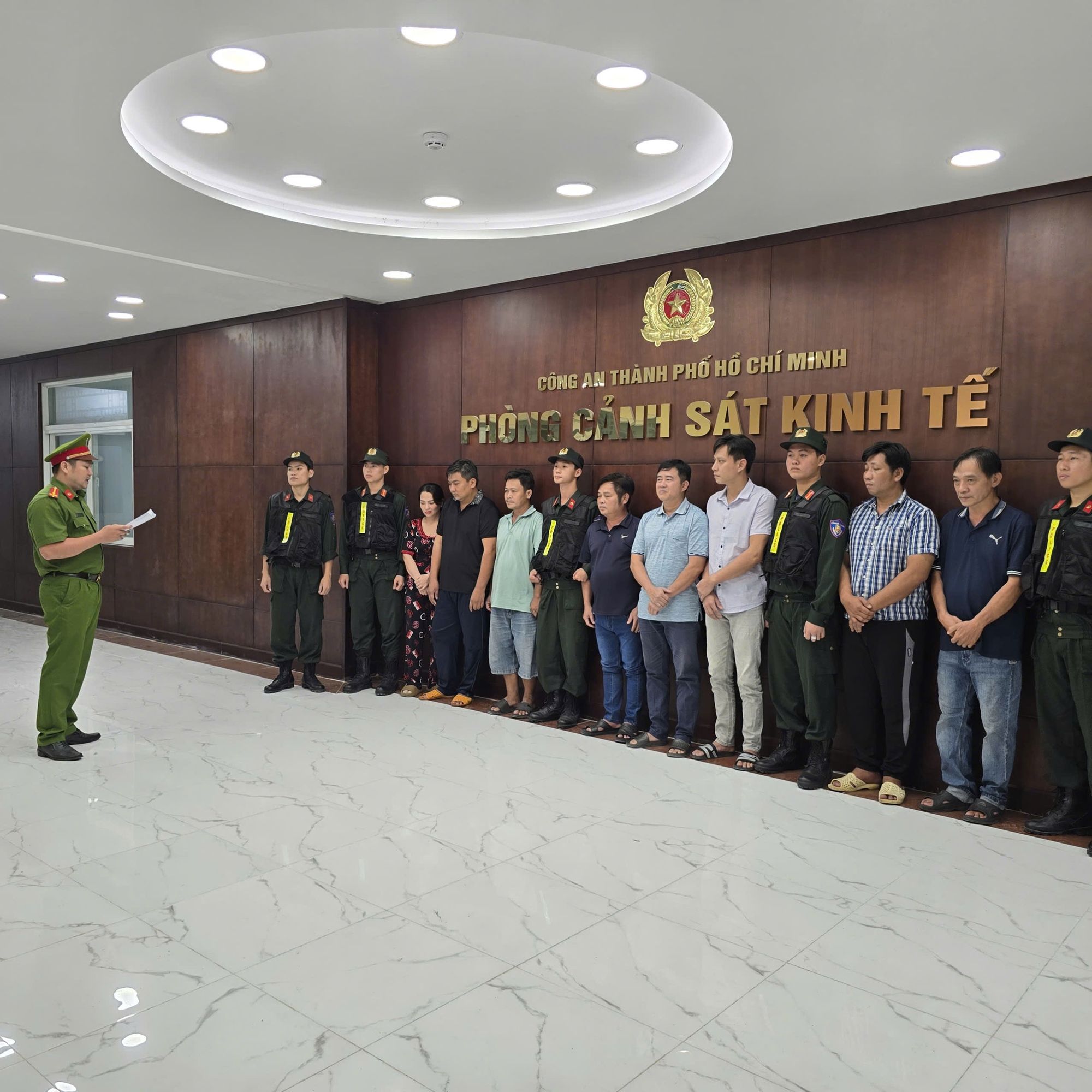 Triệt ph&aacute; đường d&acirc;y "ph&ugrave; ph&eacute;p" dung m&ocirc;i th&agrave;nh xăng RON A95 tại TP.HCM- Ảnh 1.