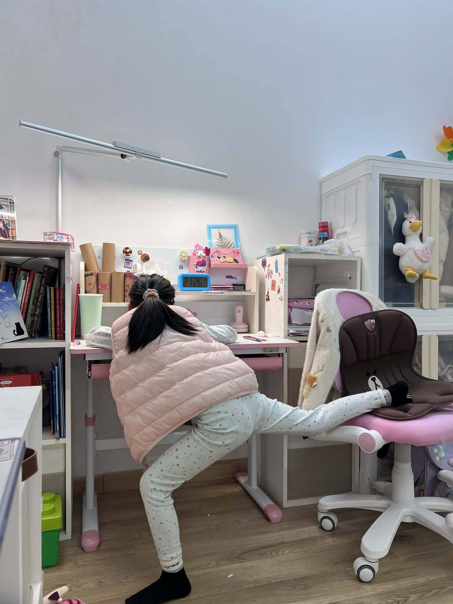 Viết tiếp series tư thế l&agrave;m b&agrave;i tập của học sinh tiểu học: May m&agrave; chụp ảnh lại chứ kể miệng th&igrave; kh&ocirc;ng ai tin!- Ảnh 6.