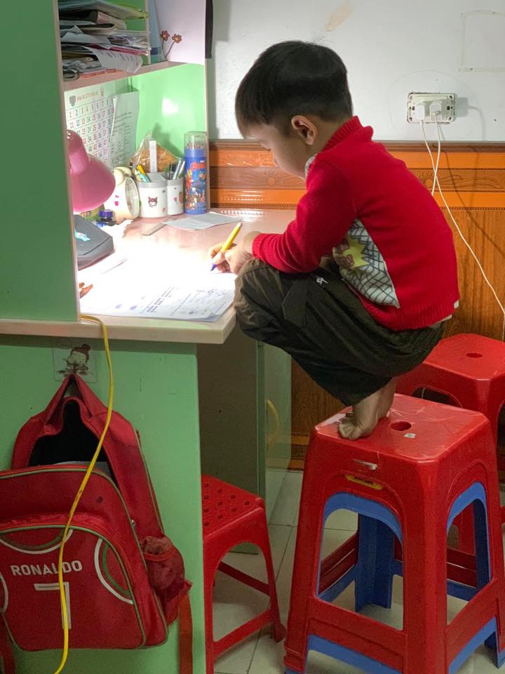 Viết tiếp series tư thế l&agrave;m b&agrave;i tập của học sinh tiểu học: May m&agrave; chụp ảnh lại chứ kể miệng th&igrave; kh&ocirc;ng ai tin!- Ảnh 3.