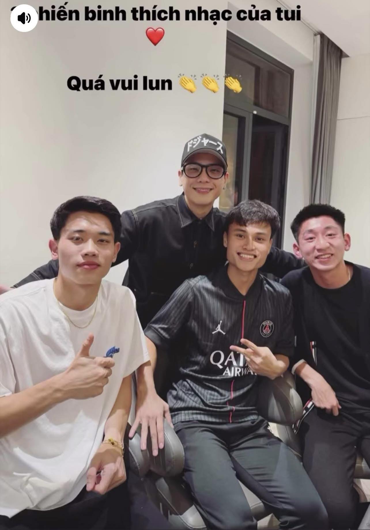 Đình Bắc gây sốt với khoảnh khắc thân thiết bên Đình Bắc gây sốt với khoảnh khắc thân thiết bên