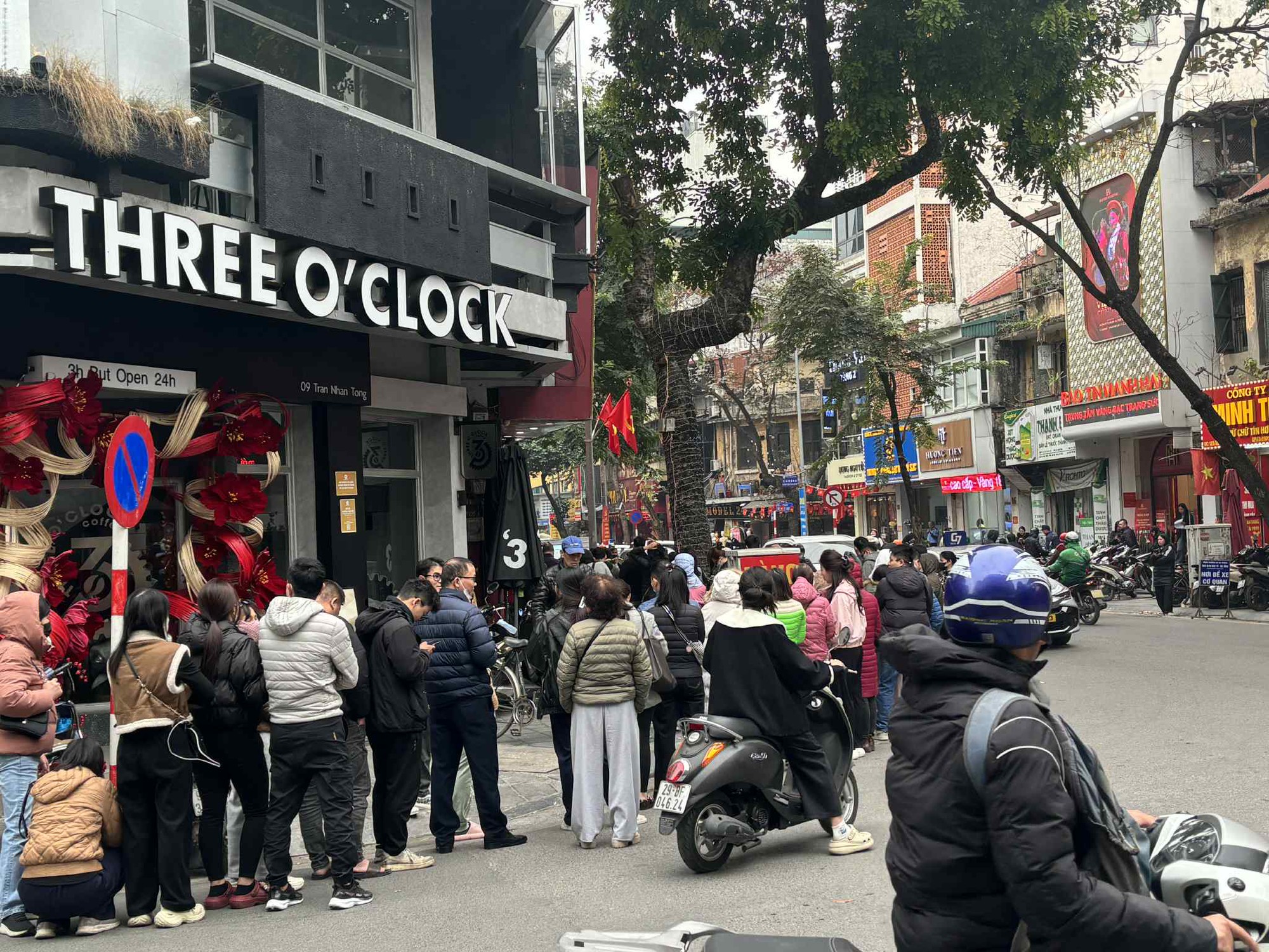 S&aacute;t Tết, người H&agrave; Nội xếp h&agrave;ng đ&ocirc;ng nghịt từ 3h s&aacute;ng, bế cả con nhỏ đi c&ugrave;ng để chờ mua v&agrave;ng: C&oacute; người 2 th&aacute;ng sau mới được nhận!- Ảnh 9.