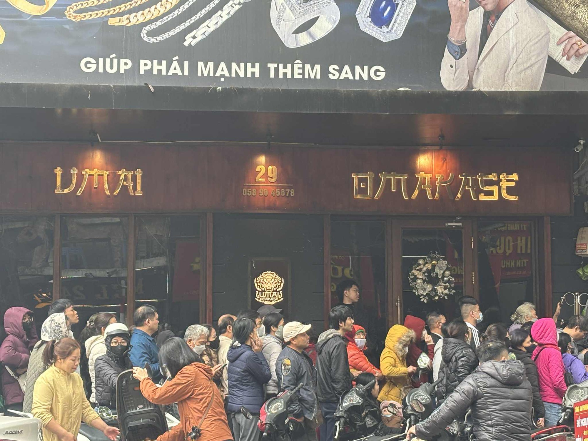 S&aacute;t Tết, người H&agrave; Nội xếp h&agrave;ng đ&ocirc;ng nghịt từ 3h s&aacute;ng, bế cả con nhỏ đi c&ugrave;ng để chờ mua v&agrave;ng: C&oacute; người 2 th&aacute;ng sau mới được nhận!- Ảnh 4.