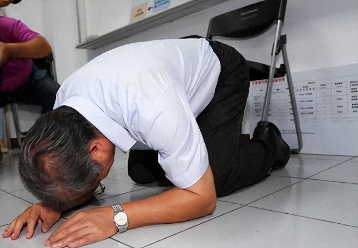 Người mẹ qu&egrave; ch&acirc;n nhặt r&aacute;c nu&ocirc;i con g&aacute;i v&agrave;o đại học: Ng&agrave;y con g&aacute;i cưới, bố chồng của c&ocirc; bất ngờ quỳ sụp trước mặt b&agrave;- Ảnh 3.