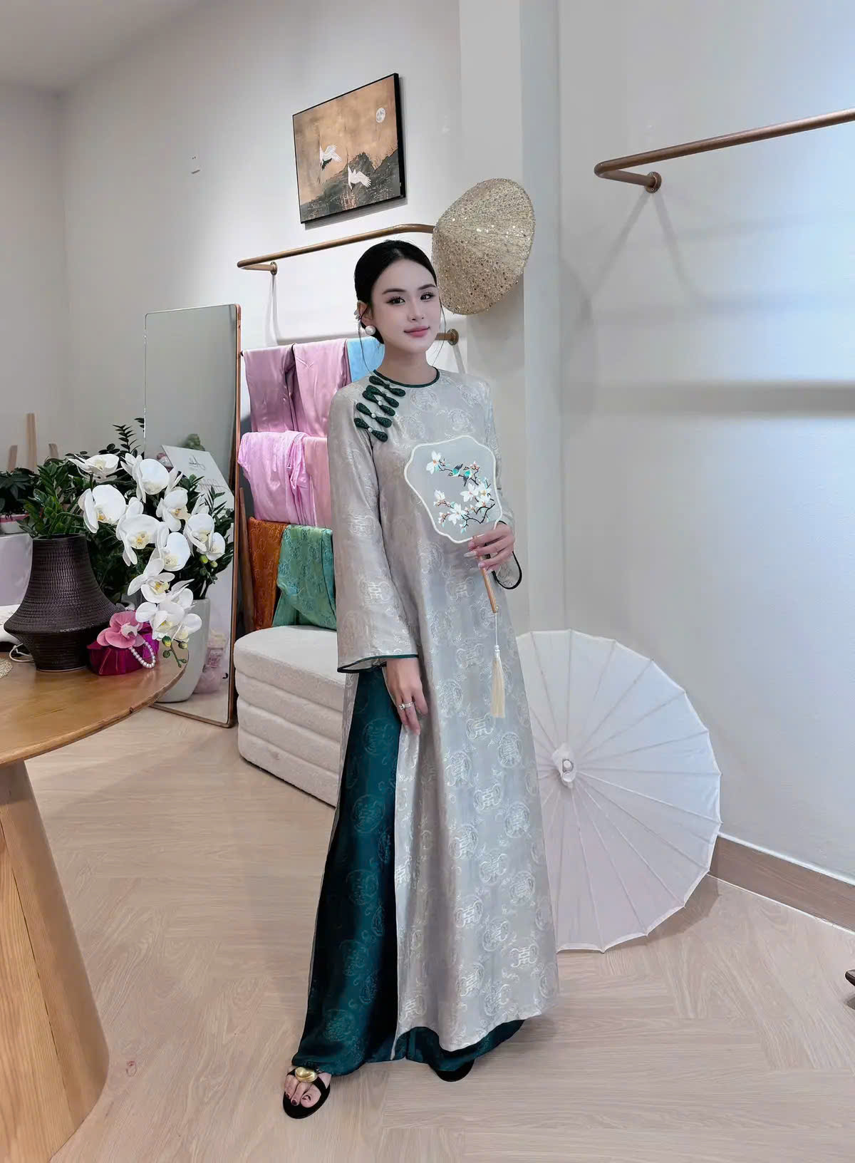 &Aacute;o d&agrave;i Tết t&ocirc;n da: Chọn đ&uacute;ng gam m&agrave;u để ngay cả da ngăm đen cũng 