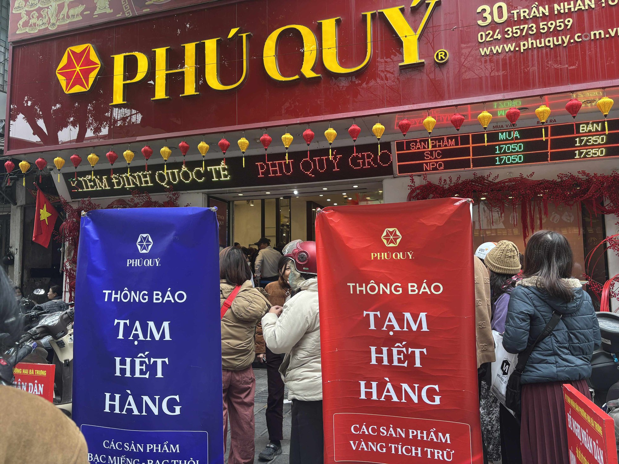 S&aacute;t Tết, người H&agrave; Nội xếp h&agrave;ng đ&ocirc;ng nghịt từ 3h s&aacute;ng, bế cả con nhỏ đi c&ugrave;ng để chờ mua v&agrave;ng: C&oacute; người 2 th&aacute;ng sau mới được nhận!- Ảnh 6.