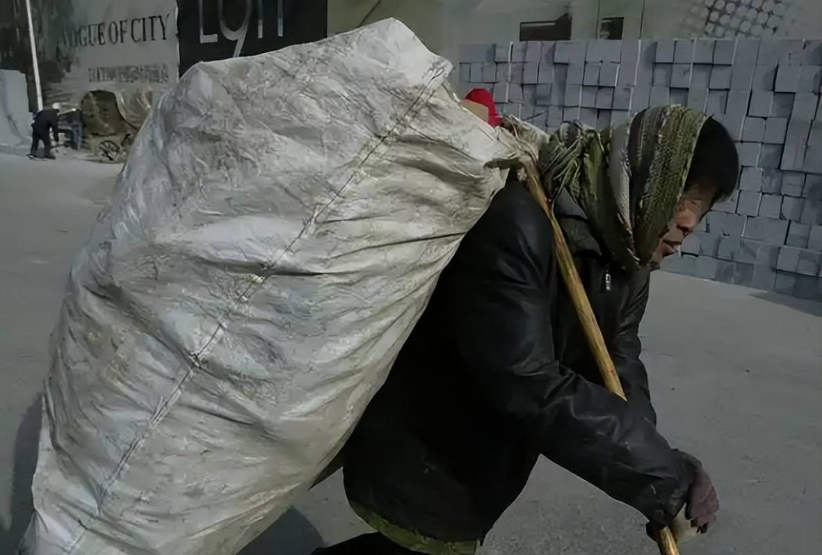 Người mẹ qu&egrave; ch&acirc;n nhặt r&aacute;c nu&ocirc;i con g&aacute;i v&agrave;o đại học: Ng&agrave;y con g&aacute;i cưới, bố chồng của c&ocirc; bất ngờ quỳ sụp trước mặt b&agrave;- Ảnh 2.